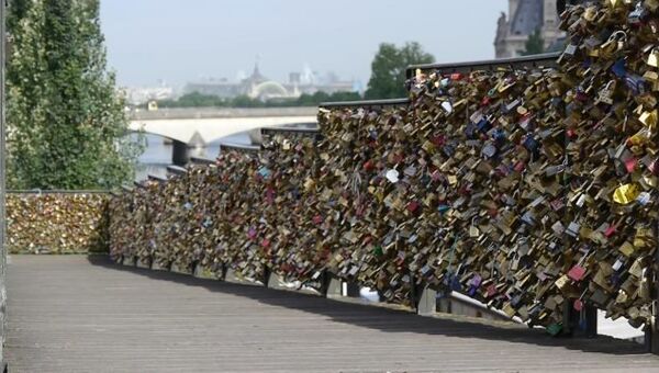 Мост Искусств в Париже начали очищать от сотен тысяч замков любви