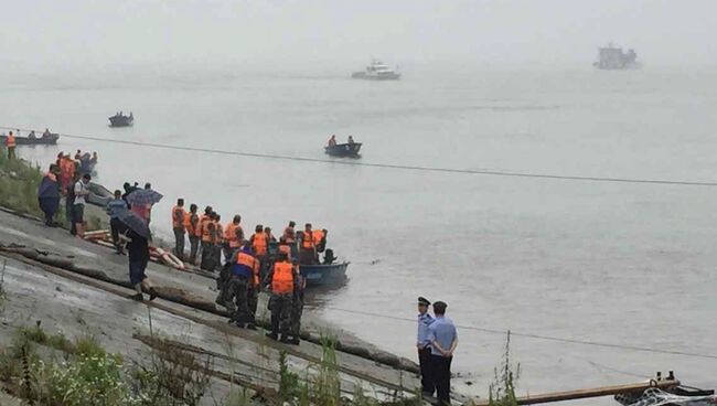Спасатели на месте крушения судна в Китае