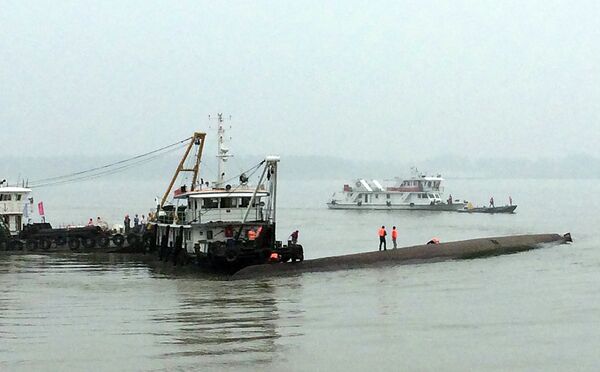 Спасательная операция на месте крушения судна Звезда Востока в Китае