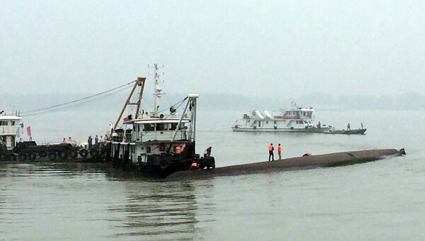 Спасательная операция на месте крушения судна Восточная звезда в Китае