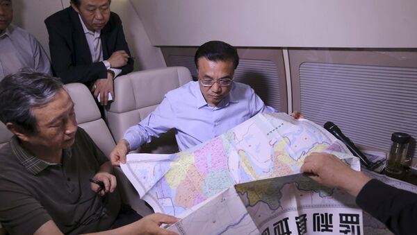 Премьер-министр Китая Ли Кэцян обсуждает план спасения пассажиров судна Звезда Востока, затонувшего в Китае