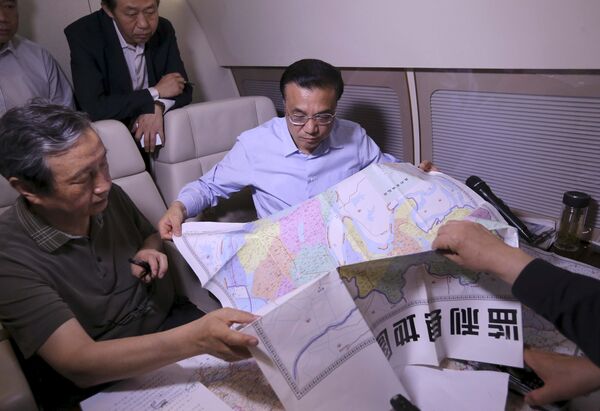 Премьер-министр Китая Ли Кэцян обсуждает план спасения пассажиров судна Восточная звезда, затонувшего в Китае