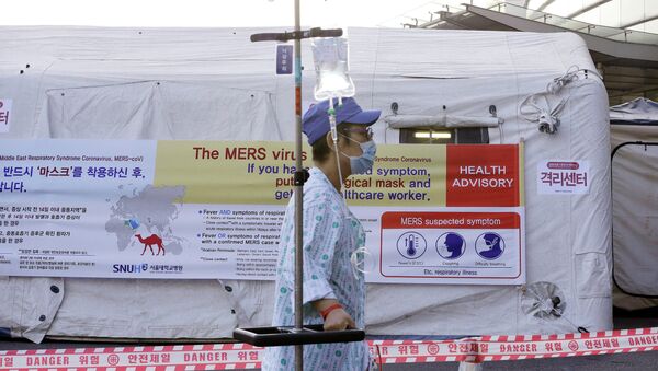 Пациент в зоне карантина для людей, которые возможно заражены вирусом MERS в Сеуле. 1 июня 2015