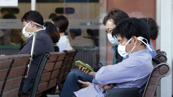 Южнокорейцы в масках в центре неотложной помощи для зараженных вирусом MERS