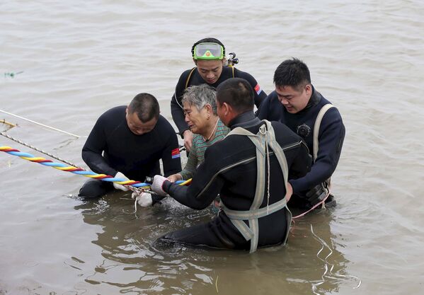 Пассажирка, которую спасатели вытащили с судна Восточная звезда, затонувшего в Китае