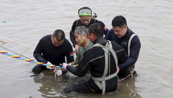 Пассажирка, которую спасатели вытащили с судна Звезда Востока, затонувшего в Китае