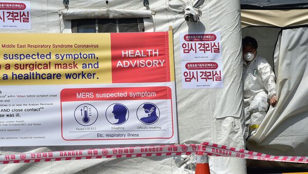 Медицинский работник входит в палатку для карантина возможно зараженных вирусом MERS в Сеуле
