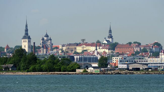 Таллин. Вид на Старый город с пляжа в Кадриорге. Архивное фото