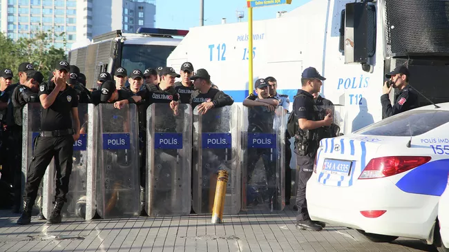 Полиция на площади Таксим в Стамбуле