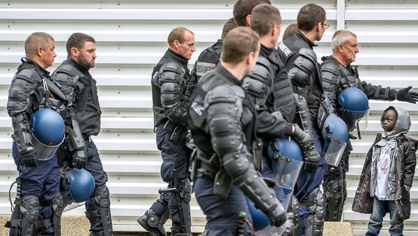 Французские полицейские в лагере мигрантов в Кале, архивное фото