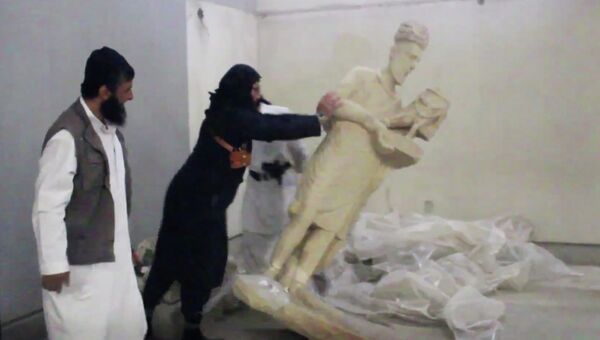 Боевики Исламского Государства рушат статуи в музее Ниневия в Мосуле, Ирак