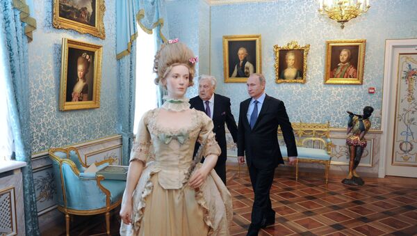 Владимир Путин и Илья Глазунов в Музее сословий. Архивное фото
