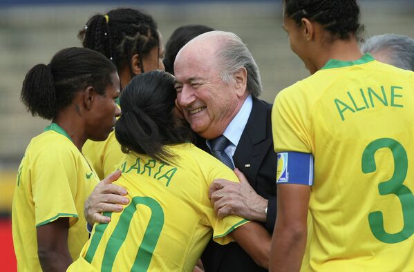 Президент ФИФА Йозеф Блаттер с женской футбольной командой Бразилии, Эквадор