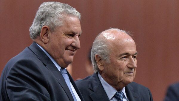 Вице-президент ФИФА Джим Бойс и президент ФИФА Йозеф Блаттер (слева направо)