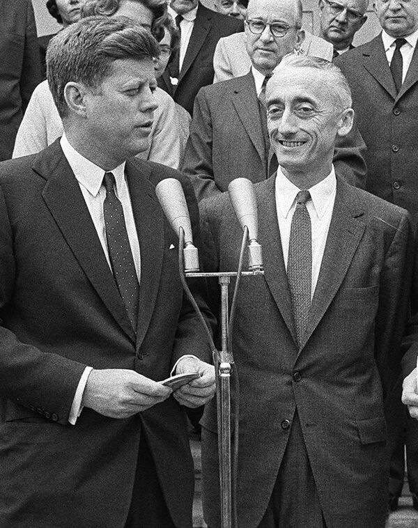 Президент США Джон Кеннеди и французский океанограф Жак-Ив Кусто с женой Симоной
