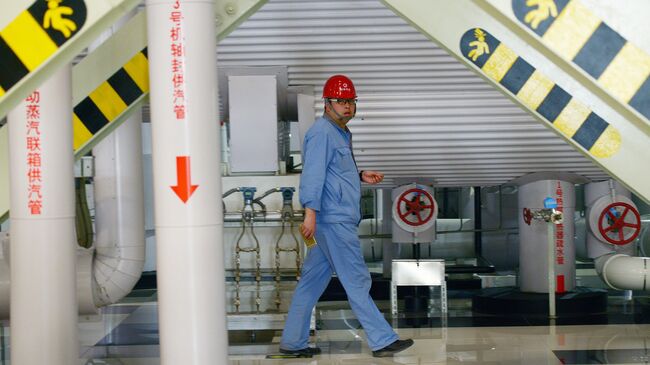 Работник газовой электростанции Пекина, Китай. Архивное фото