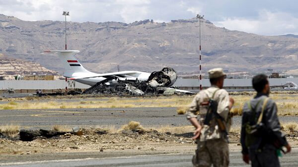 Последствия авианалета в Международном аэропорту Саны в Йемене. Архивное фото