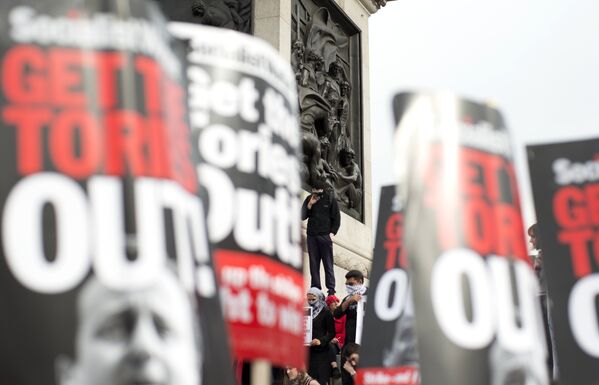 Участники протестной акции на Трафальгарской площади в Лондоне