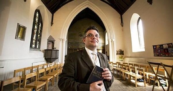 Первый в истории Шотландской церкви открытый пастор-гей Ренни Скотт