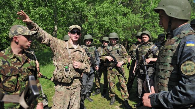 Украинские и американские военные во время совместных учений Fearless Guardian - 2015 на Яворивском полигоне. Архивное фото.