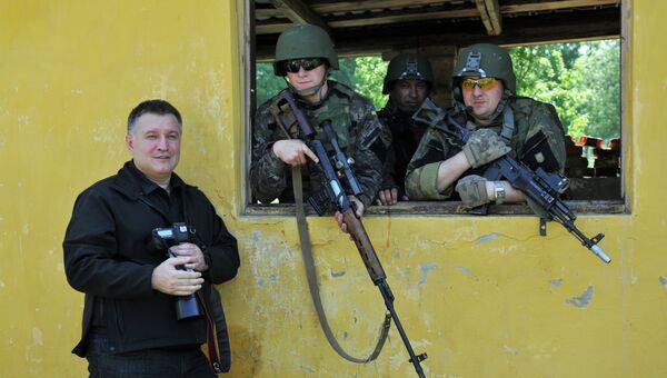 Министр внутрених дел Украины Арсен Аваков фотографируется с американскими военными во время совместных учений Fearless Guardian - 2015