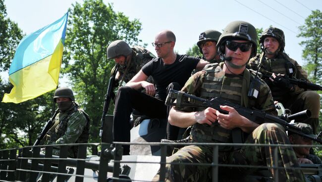 Премьер-министр Украины Арсений Яценюк (третий слева) фотографируется с американскими военными во время совместных учений Fearless Guardian - 2015 на Яворовском полигоне. Архивное фото