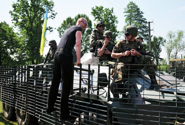 Премьер-министр Украины Арсений Яценюк с американскими военными во время учений Fearless Guardian