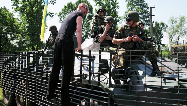 Премьер-министр Украины Арсений Яценюк во время учений Fearless Guardian. Архивное фото