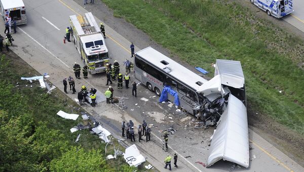 Туристический автобус столкнулся с трейлером на шоссе в штате Пенсильвания