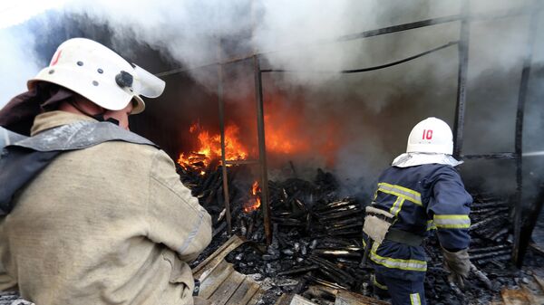 Пожарные тушат возгорание возникшее в результате обстрела Донецка