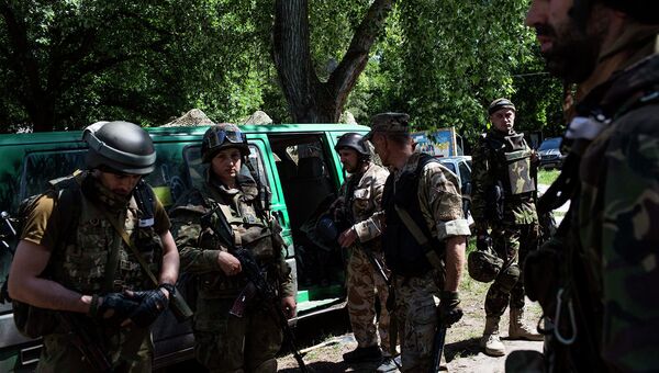 Бойцы Правого сектора на позиции возле села Покровское.