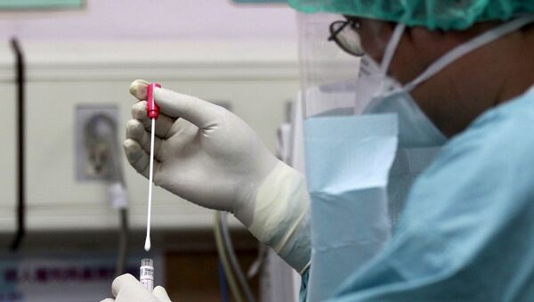 Медицинский работник во время подготовки к возможной вспышке вируса MERS в Тайбэе, Тайвань
