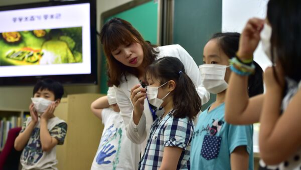 Южнокорейские школьники во время специального урока, посвященного вирусу MERS, Южная Корея. Архивное фото