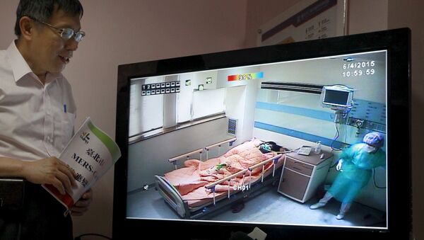 Мэр Тайбэя Ко Вэнь-Цзе смотрит на экран с изображением изолятора для госпитализации заразившихся вирусом MERS, Тайвань