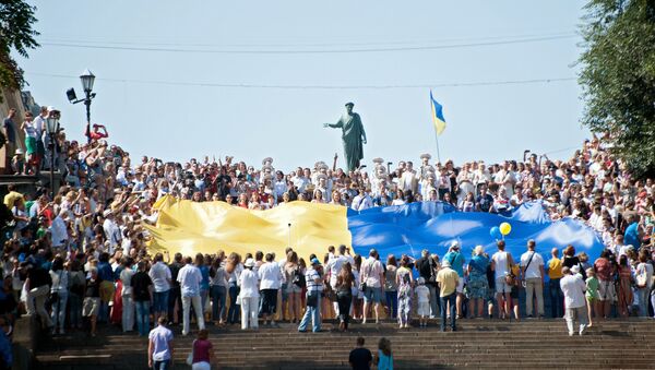 Жители Одессы проносят украинский флаг по Потемкинской лестнице