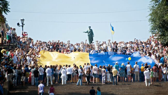 Жители Одессы проносят украинский флаг по Потемкинской лестнице. Архивное Фото.