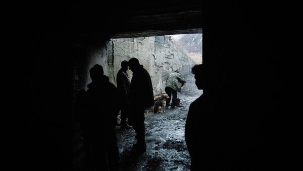 Жители поселка Марьинка Донецкой области в бомбоубежище. Архивное фото