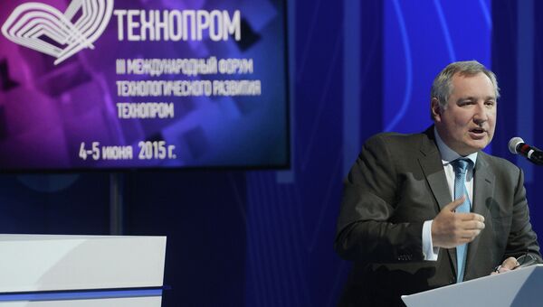 Дмитрий Рогозин во время участия в международном форуме Технопром-2015 в Новосибирске