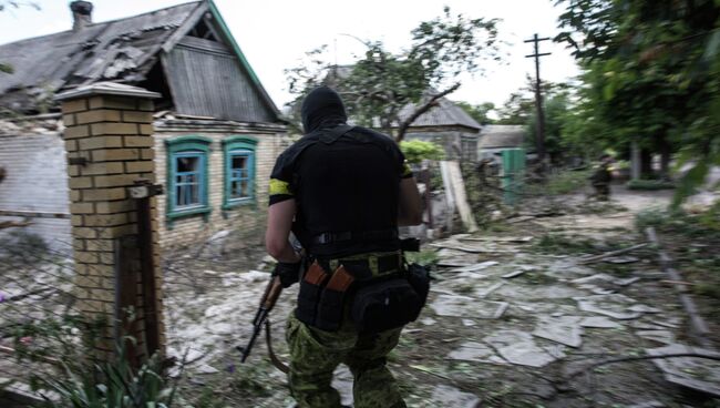 Член украинского батальона Киев-1 во время боя под Марьинкой