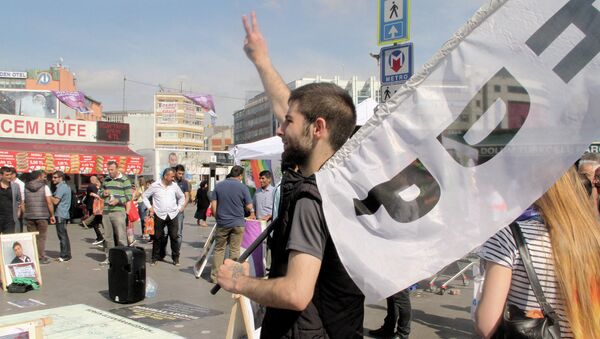 Сторонник прокурдской Народно Демократической партии в Стамбуле, Турция. Архивное фото