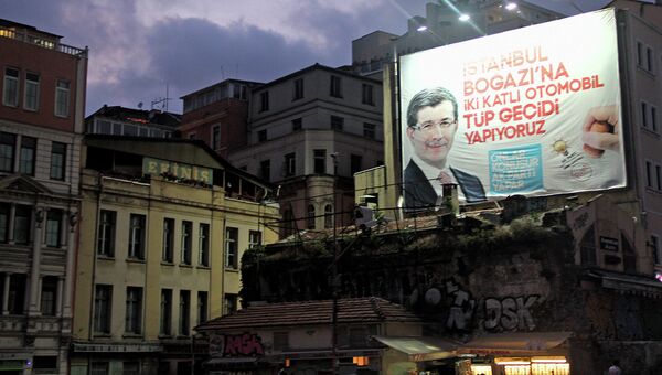 Плакат правящей партии Справедливости и развития с портретом премьер министра Турции Ахмета Давутоглу на улице в Стамбуле. Архивное фото