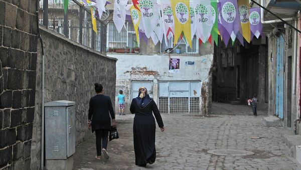 Предвыборная агитация на улице в городе Диярбакыр на востоке Турции