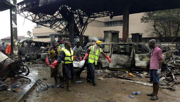 Автозаправочная станция в городе Аккра в Гане после взрыва