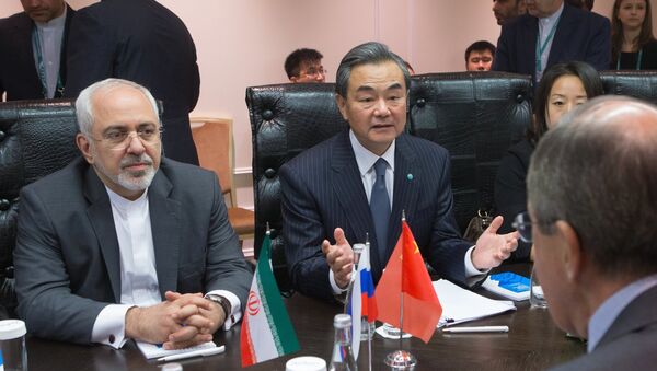 Министр иностранных дел КНР Ван И и Министр иностранных дел Исламской Республики Иран Мохаммад Джавад Зариф во время конференции высокого уровня Безопасность, стабильность и общее будущее для региона ШОС