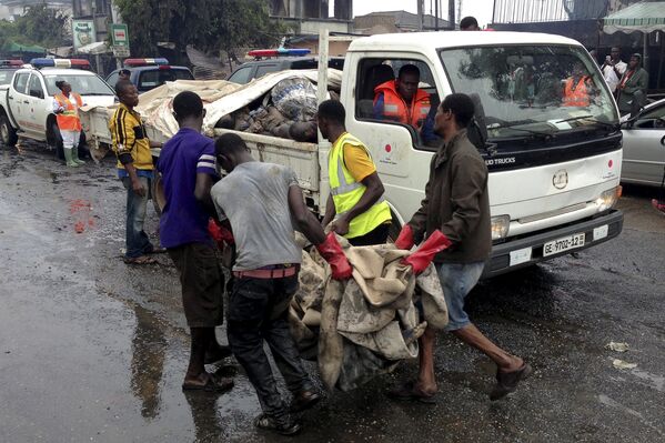 Пострадавшие при взрыве автозаправочной станции в городе Аккра в Гане