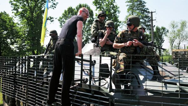 Премьер-министр Украины Арсений Яценюк общается с американскими военными во время совместных учений. Архивное фото