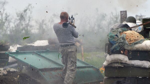Украинский военный с гранатометом на позиции в районе Донецка, Украина
