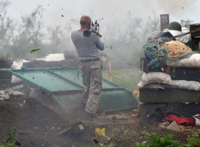 Украинский военный с гранатометом на позиции в районе Донецка, Украина