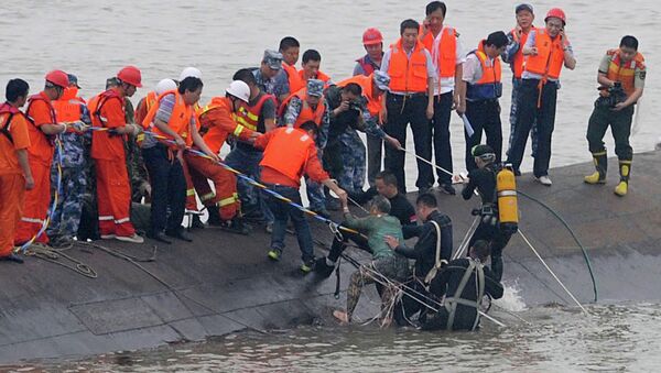 Спасение людей с затонувшего судна в Китае. Архивное фото