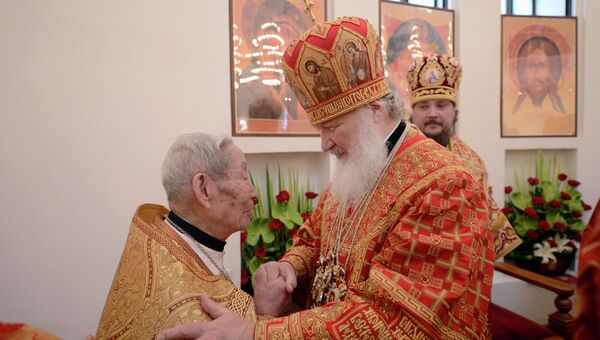 Патриарх Кирилл и старейший клирик Китайской автономной православной церкви священник Михаил Ван Цюаньшэн